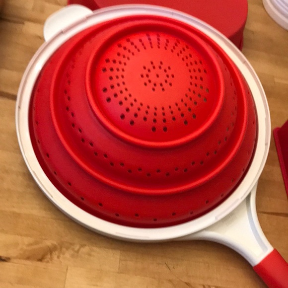 Dexas Silicone pop and store colander, pan & tray - Picture 4 of 8